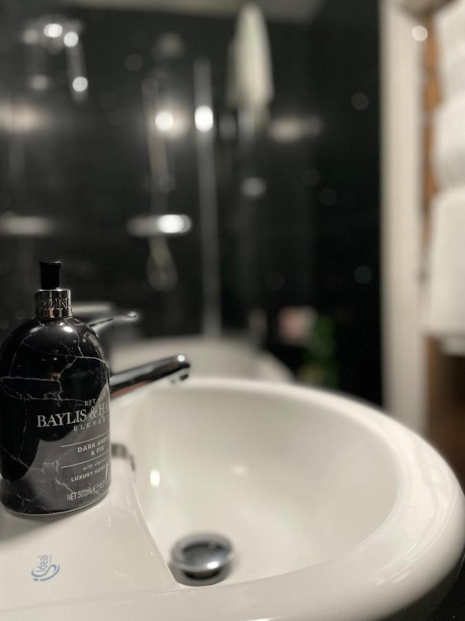 Luxurious 2 Bed Apartment In Heart Of Burnley With Private Parking Екстериор снимка