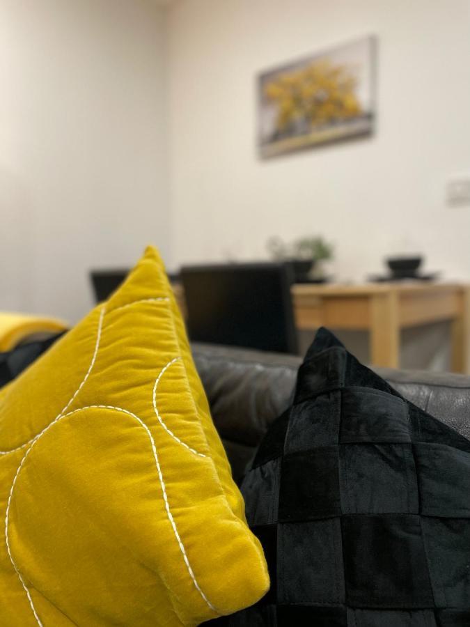 Luxurious 2 Bed Apartment In Heart Of Burnley With Private Parking Екстериор снимка