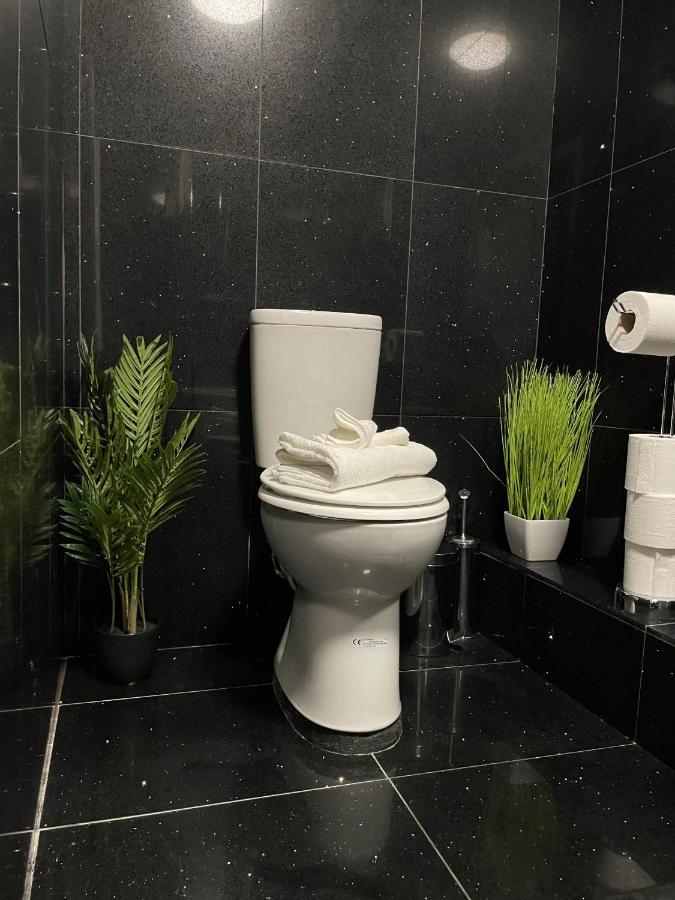 Luxurious 2 Bed Apartment In Heart Of Burnley With Private Parking Екстериор снимка