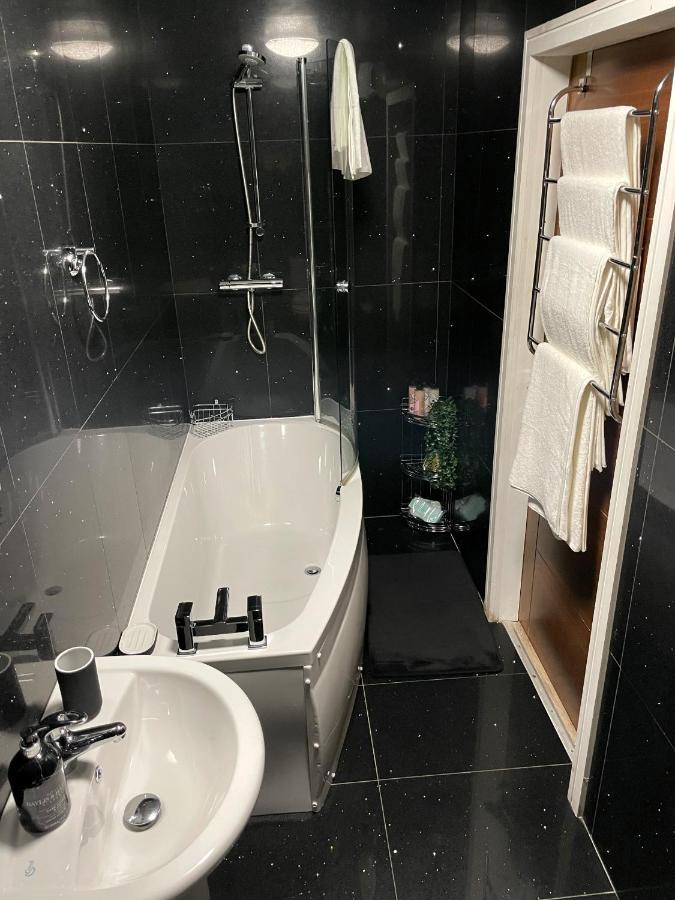Luxurious 2 Bed Apartment In Heart Of Burnley With Private Parking Екстериор снимка